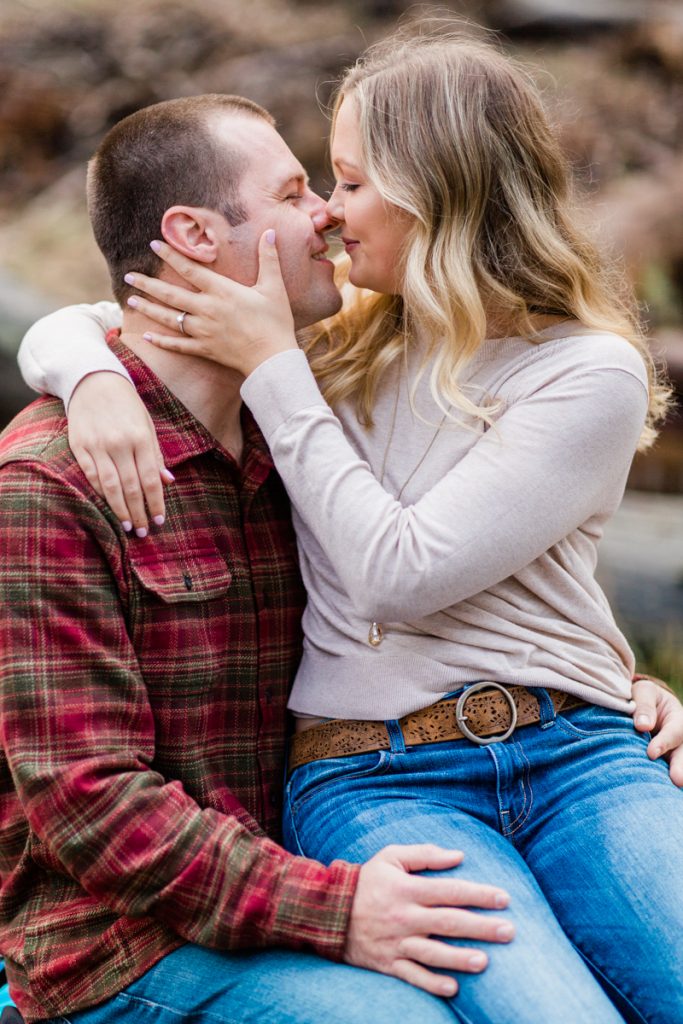 casual engagement photo outfit ideas