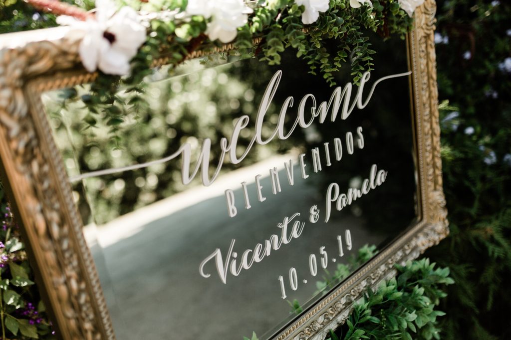 bilingual wedding welcome sign on a mirror