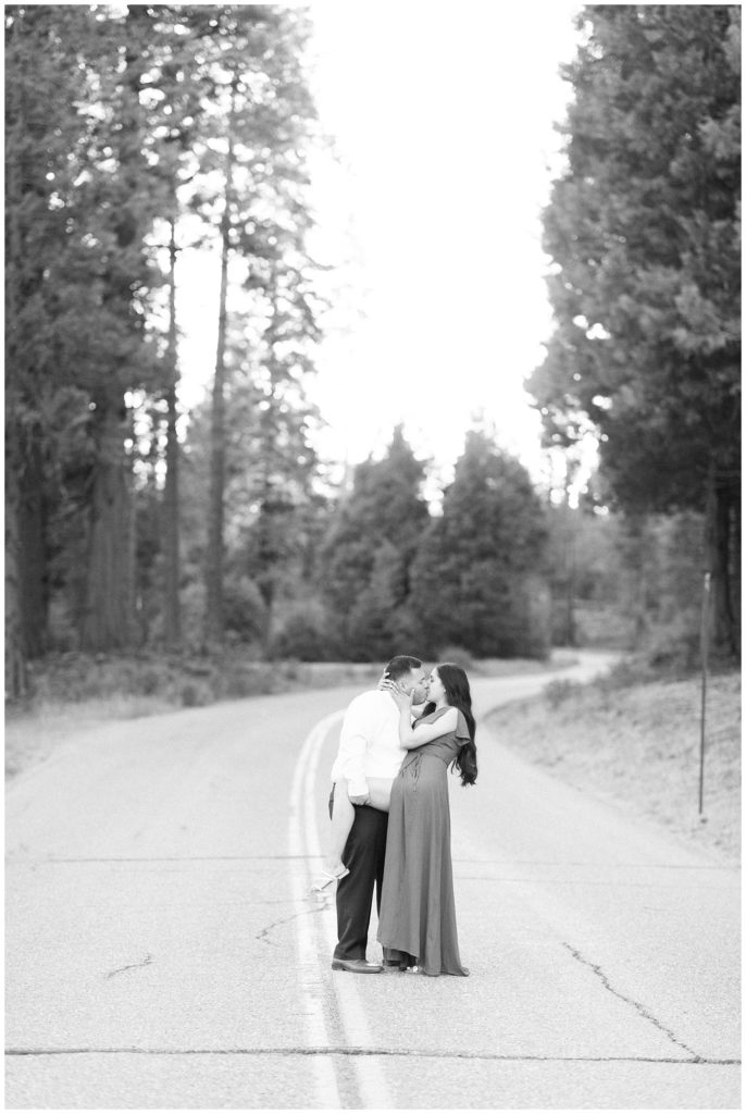 kissing engagement photo ideas in black and white