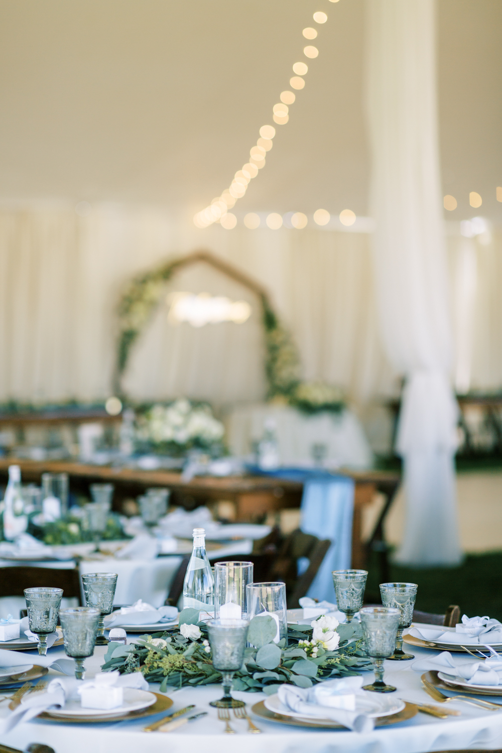 dusty blue, white and gold wedding table decor