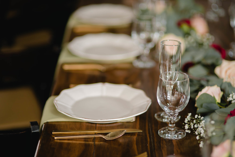 white and gold wedding table setting