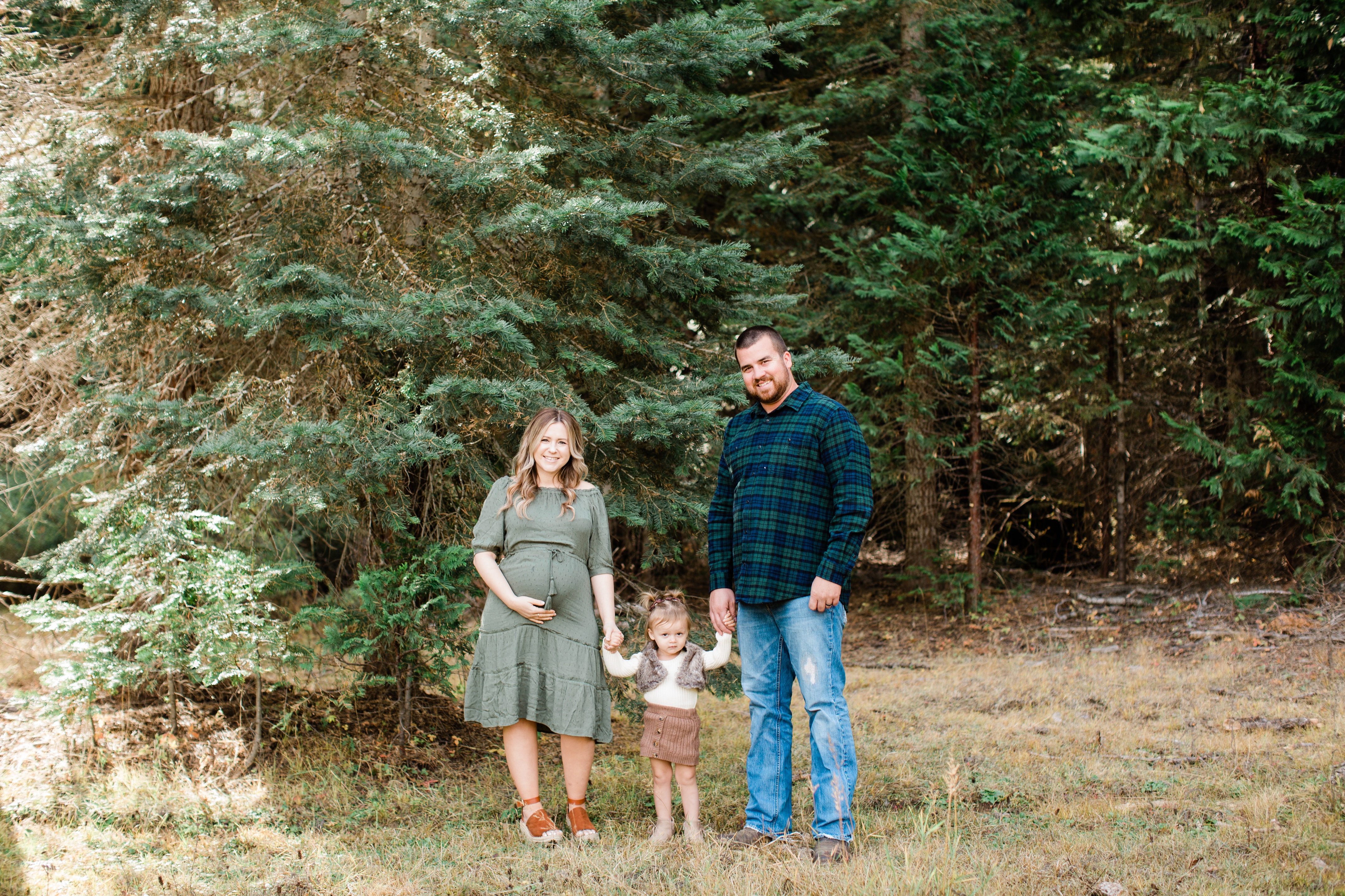 fall family photos in shaver with olive green outfits