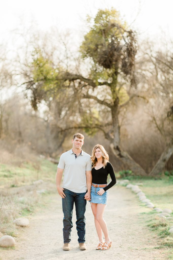 stylish country engagement photo outfit ideas