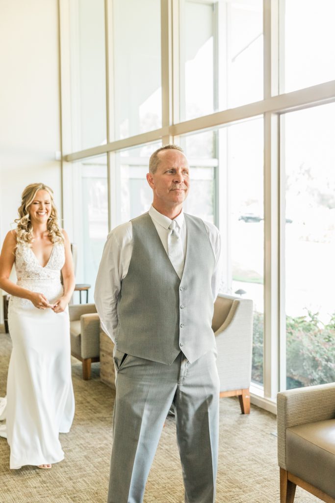 Bride behind dad to do first look